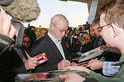 Michael Caine war schnell von Autogrammsammlern umlagert (©Foto: Filmfest München)